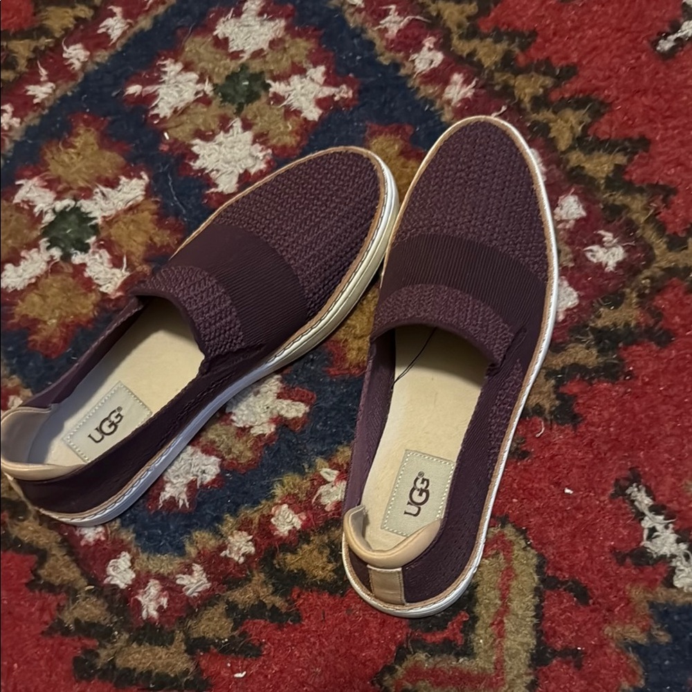 EUC!!!!
UGG Purple Knit Flats with White Sole sz 7.5
